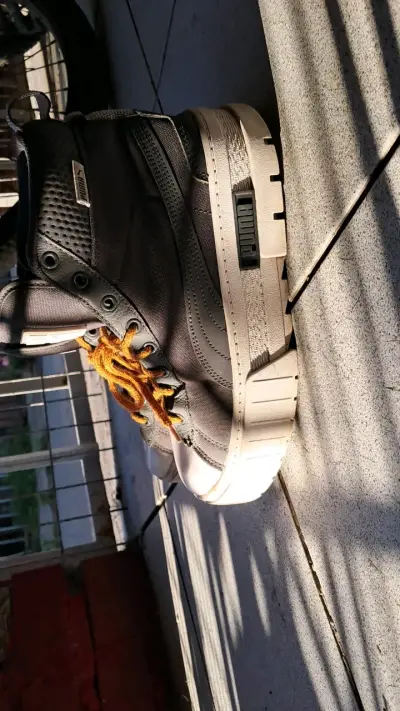 Zapatillas deportivas negras con cordones amarillos - miniatura 3