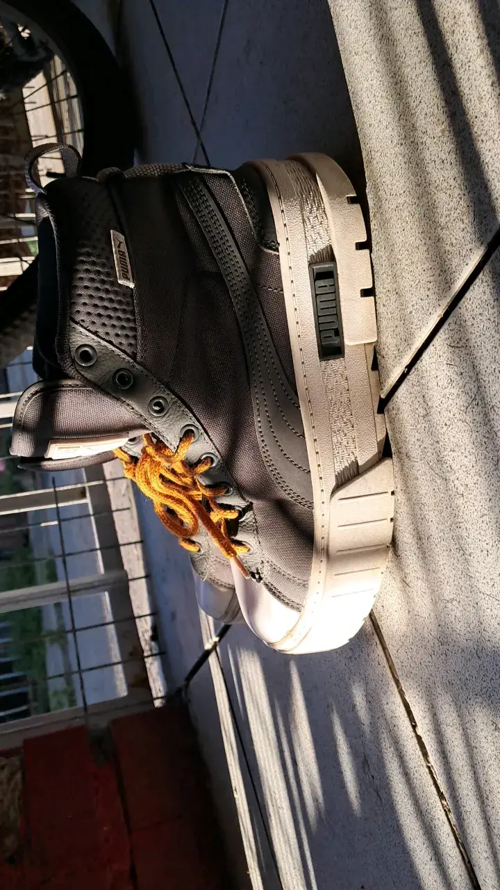 Zapatillas deportivas negras con cordones amarillos - 4
