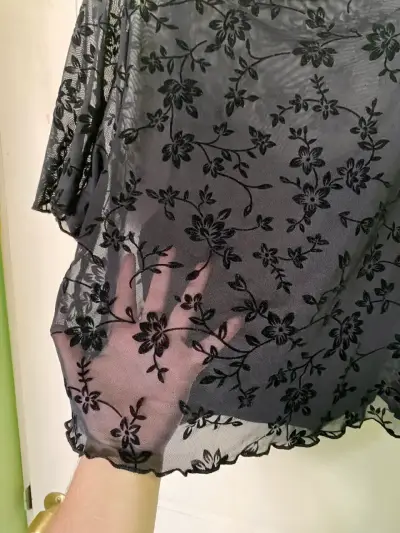 Blusa de encaje negro floral semitransparente - miniatura 2
