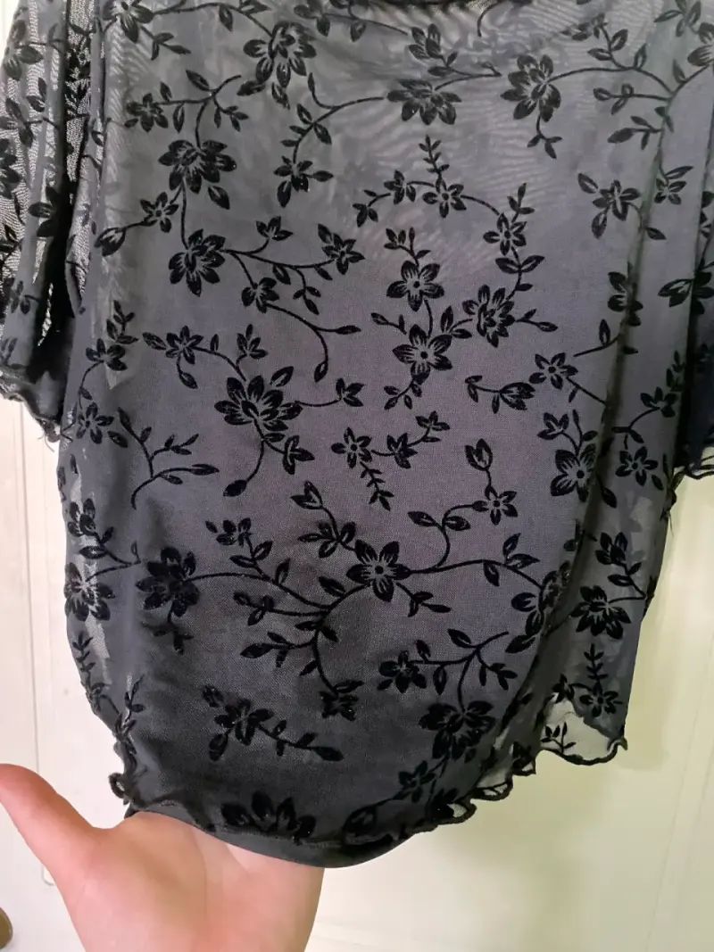 Blusa de encaje negro floral semitransparente - 3