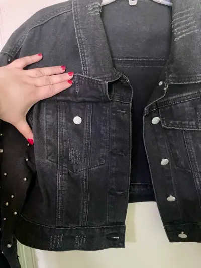 Chaqueta de mezclilla negra con tachas - miniatura 2