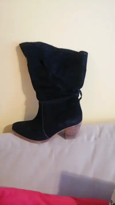 Botas negras de gamuza con tacón - miniatura 1