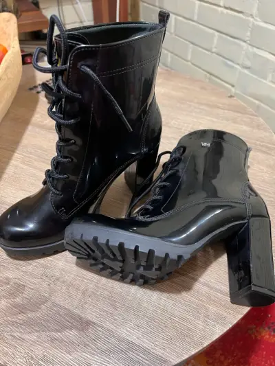 Botines de charol negro con tacón alto - miniatura 1