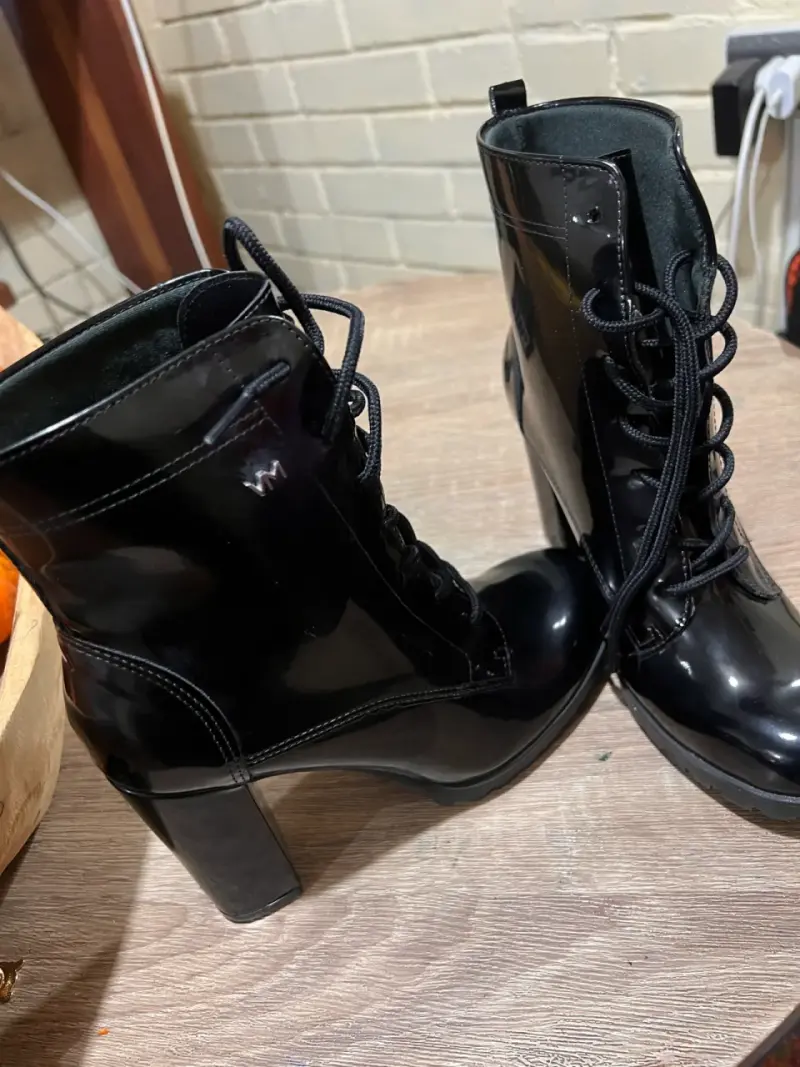 Botines de charol negro con tacón alto - 2