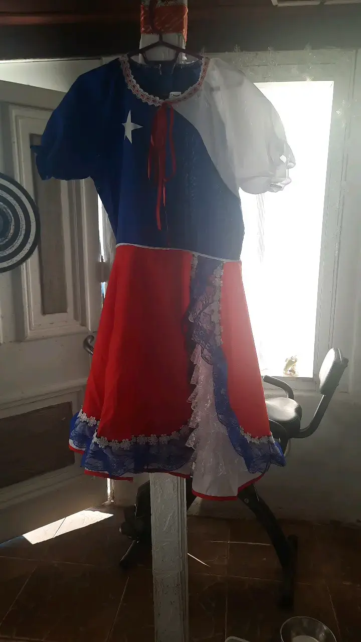 Vestido típico chileno tricolor con encaje - 1