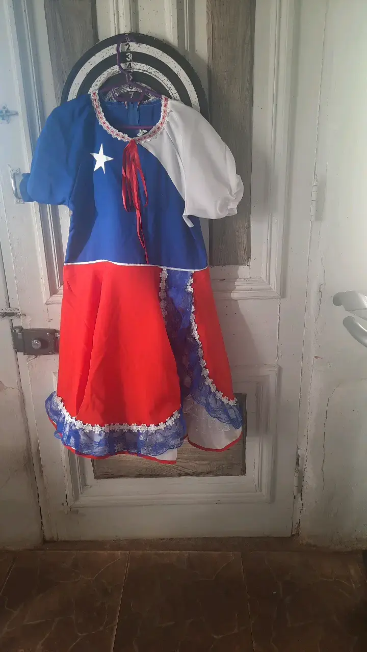 Vestido típico chileno tricolor con encaje - 2