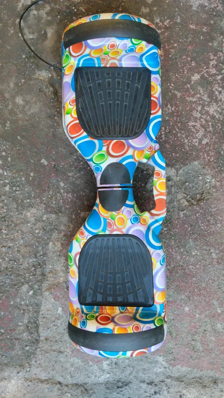 Hoverboard con diseño colorido y ruedas grandes - 1