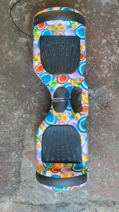 Hoverboard con diseño colorido y ruedas grandes - miniatura 1