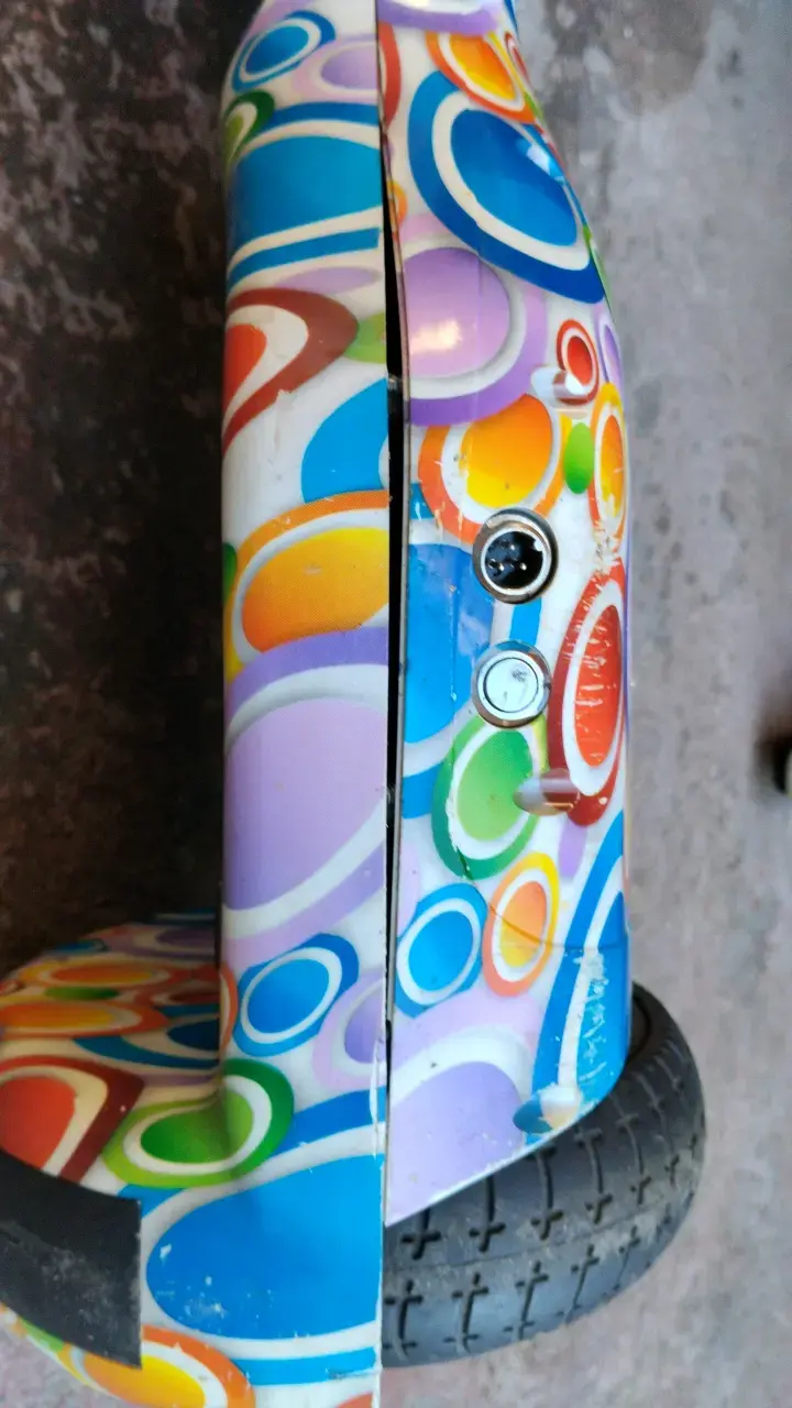 Hoverboard con diseño colorido y ruedas grandes - 2