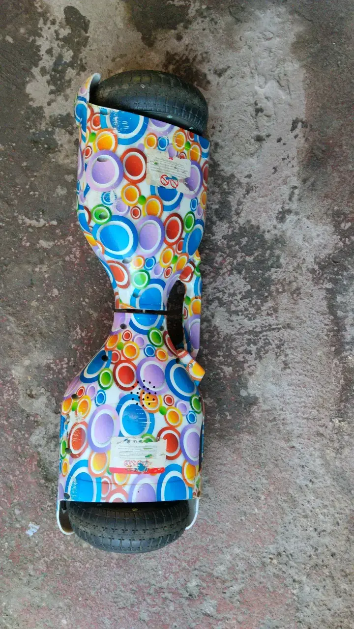 Hoverboard con diseño colorido y ruedas grandes - 3