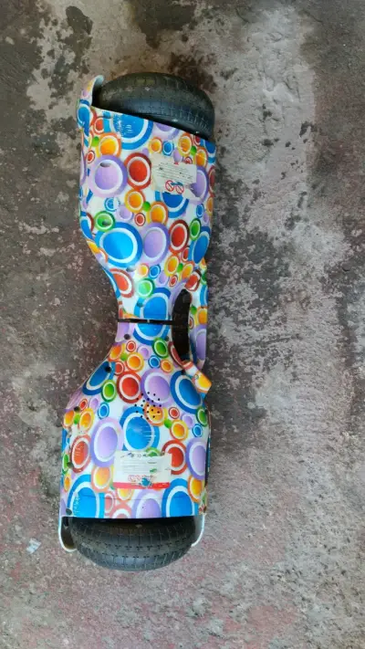 Hoverboard con diseño colorido y ruedas grandes - miniatura 3
