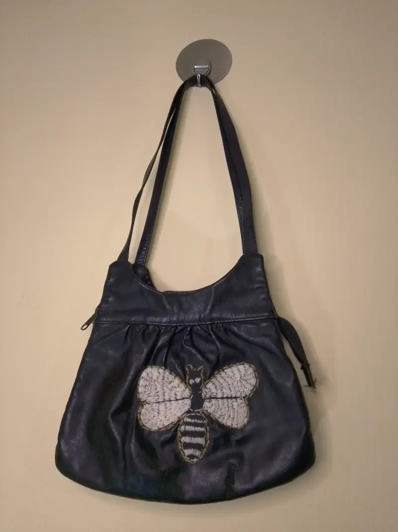Cartera negra con diseño de abeja bordada - 1