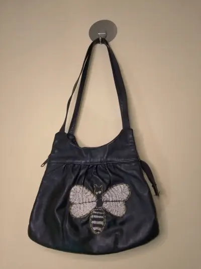 Cartera negra con diseño de abeja bordada - miniatura 1