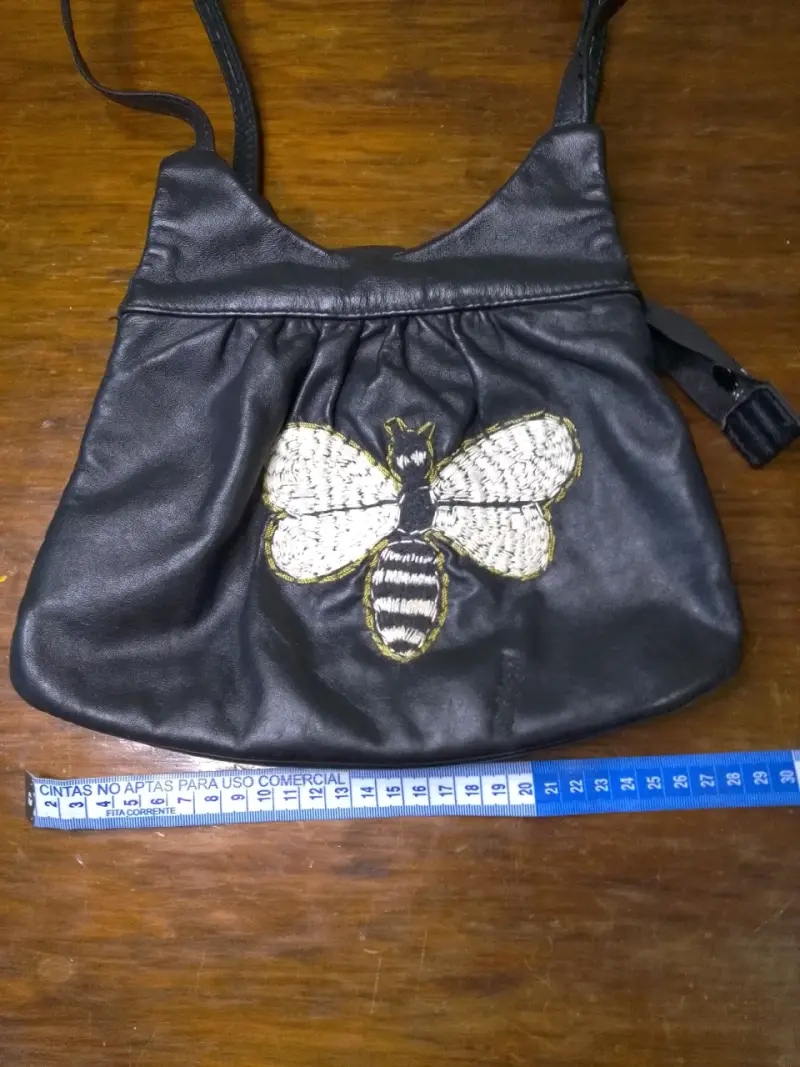 Cartera negra con diseño de abeja bordada - 5