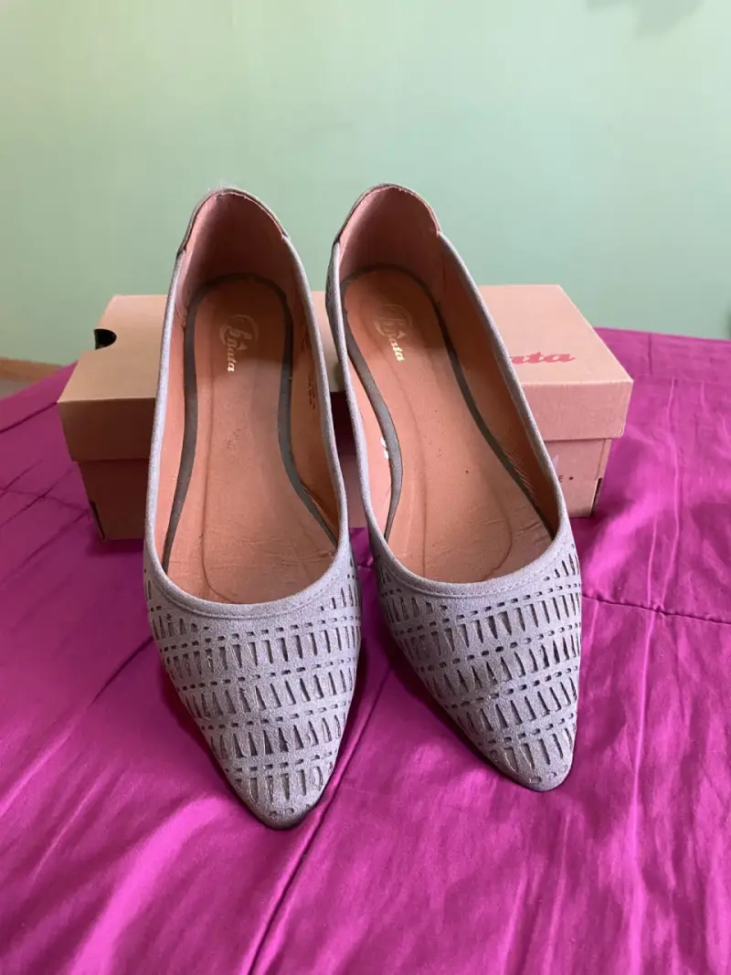 Zapatos planos grises de mujer Bata