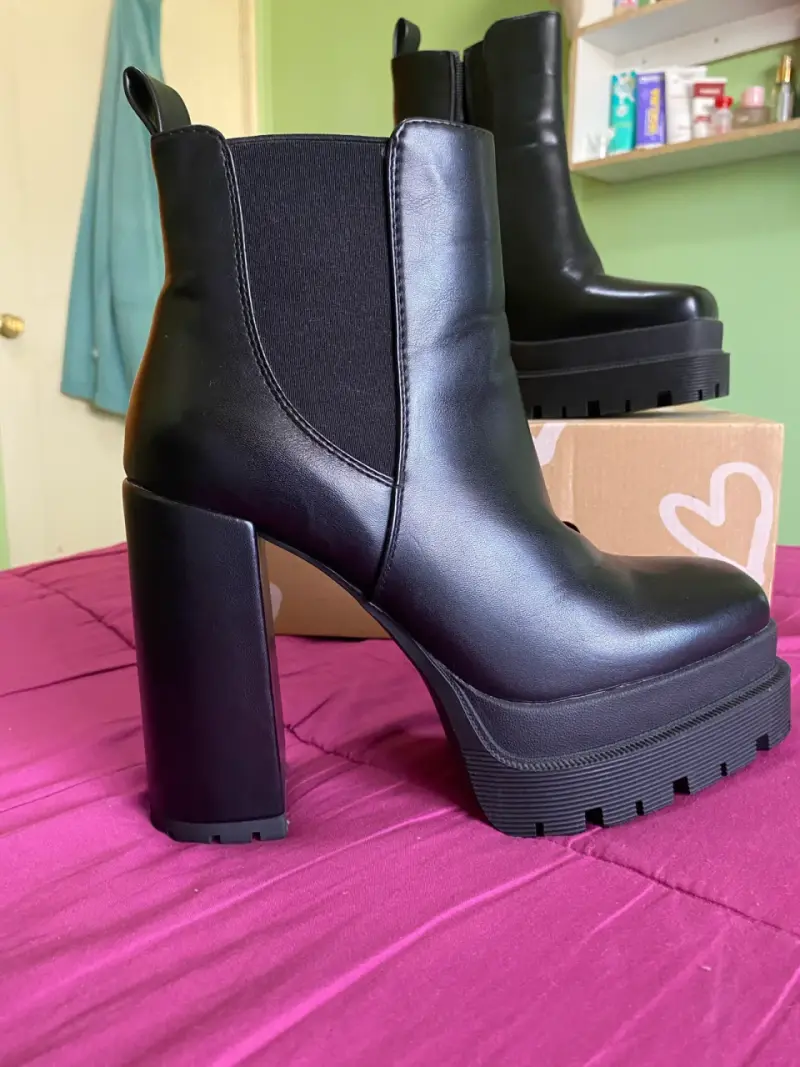 Botines de cuero negro con plataforma alta