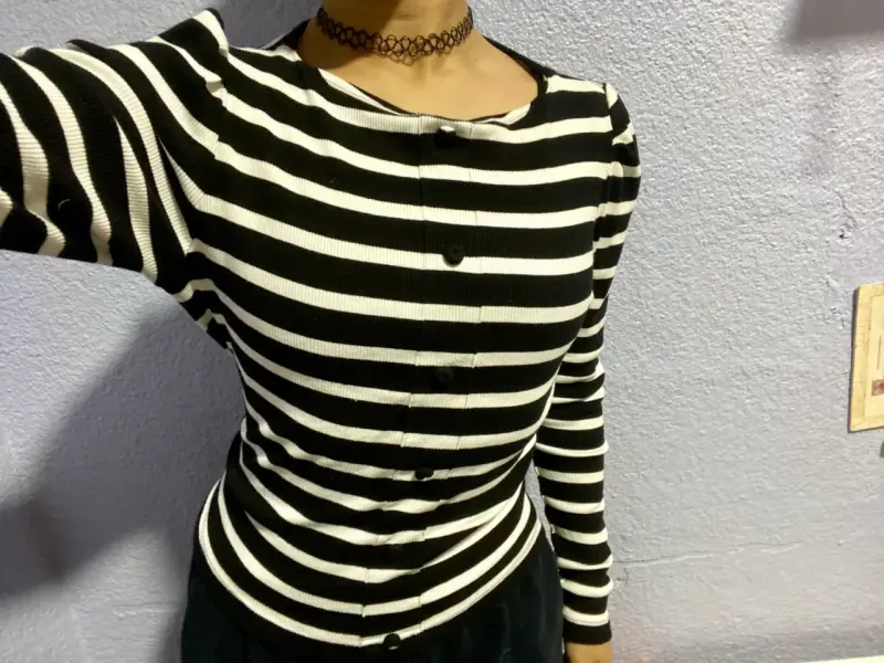 Polera de rayas blancas y negras para mujer - 1
