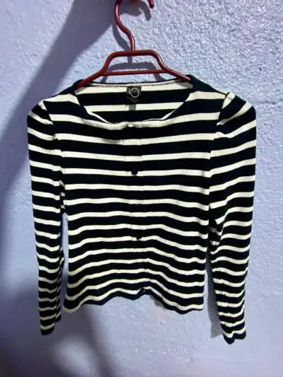 Polera de rayas blancas y negras para mujer - miniatura 2