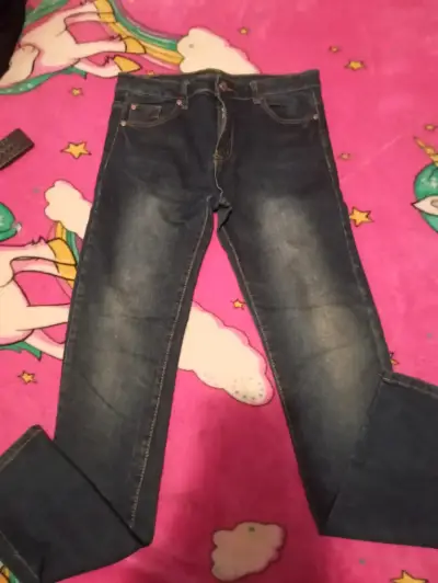 Jeans de mezclilla para niño con diseño desgastado - miniatura 1
