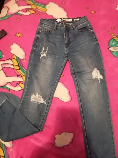 Jeans de mezclilla para niño con diseño desgastado - miniatura 2
