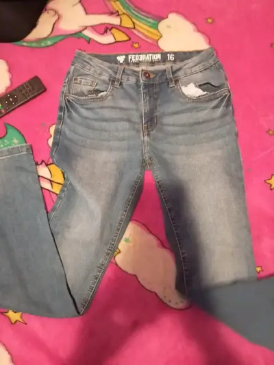 Jeans de mezclilla para niño con diseño desgastado - miniatura 3