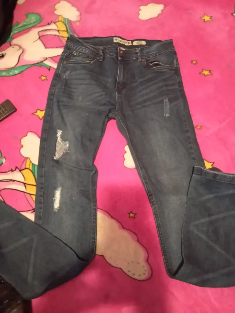 Jeans de mezclilla para niño con diseño desgastado - 5