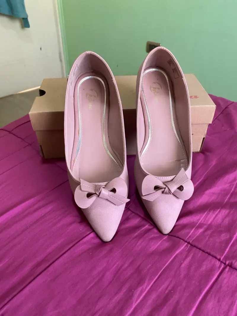 Zapatos de tacón rosa con lazo para mujer