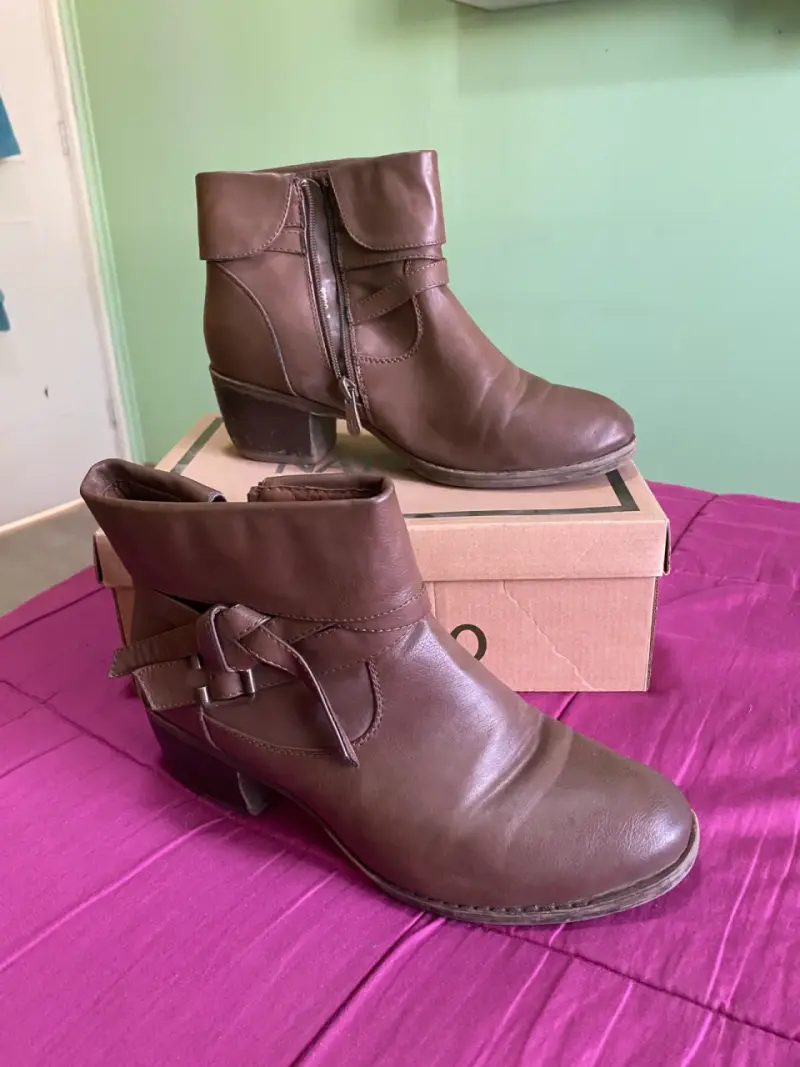 Botines de cuero marrón con tacón bajo