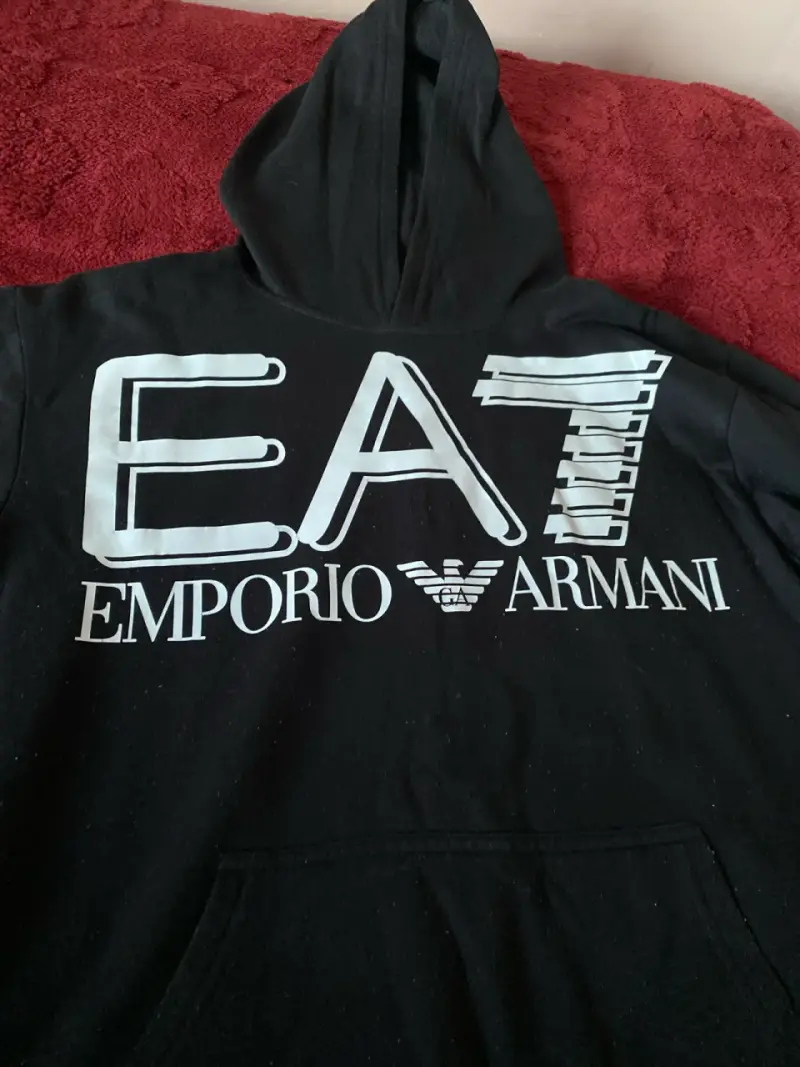 Polerón negro EA7 Emporio Armani con capucha