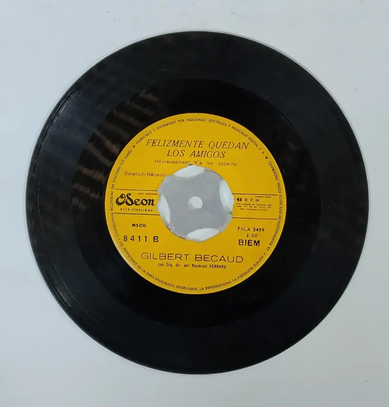Disco vinilo 45 RPM Gilbert Becaud 'Felizmente Quedan Los Amigos' - 1