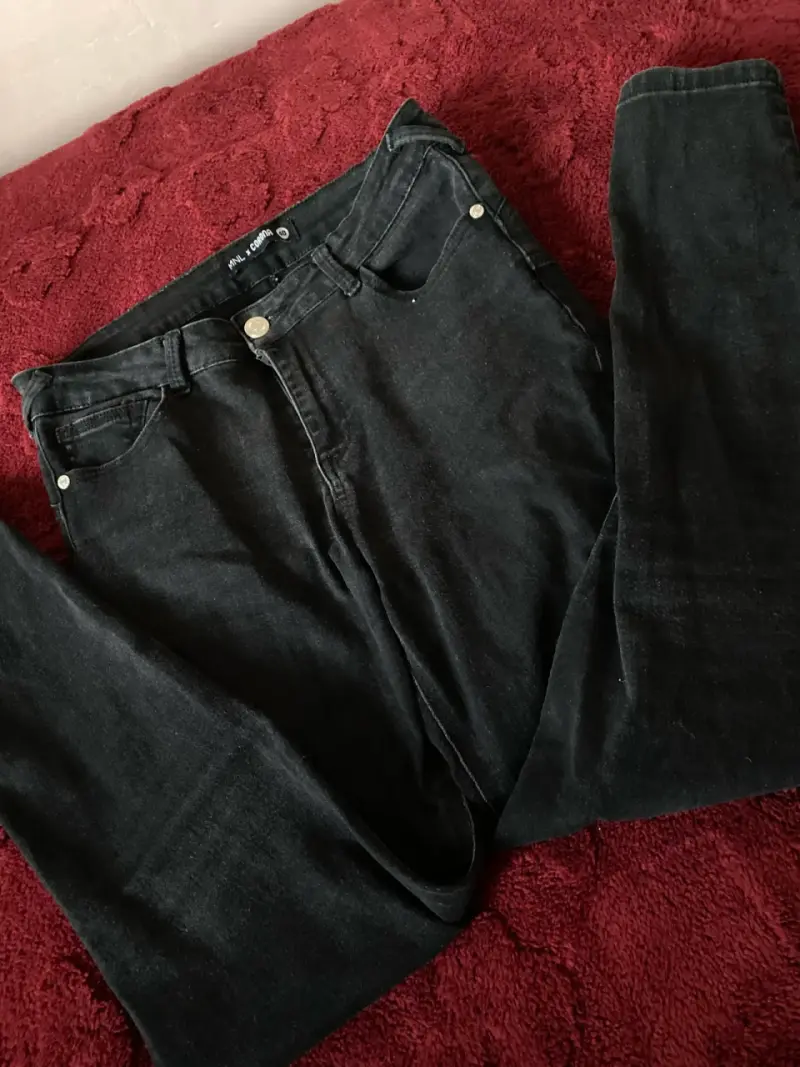 Jeans negros de mezclilla para mujer