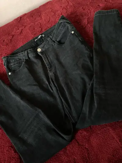 Jeans negros de mezclilla para mujer - miniatura 1