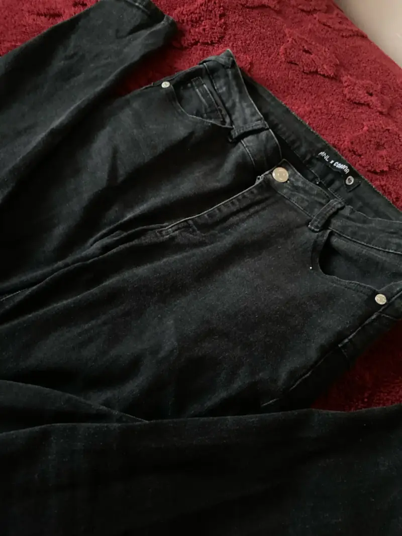 Jeans negros de mezclilla para mujer - 2
