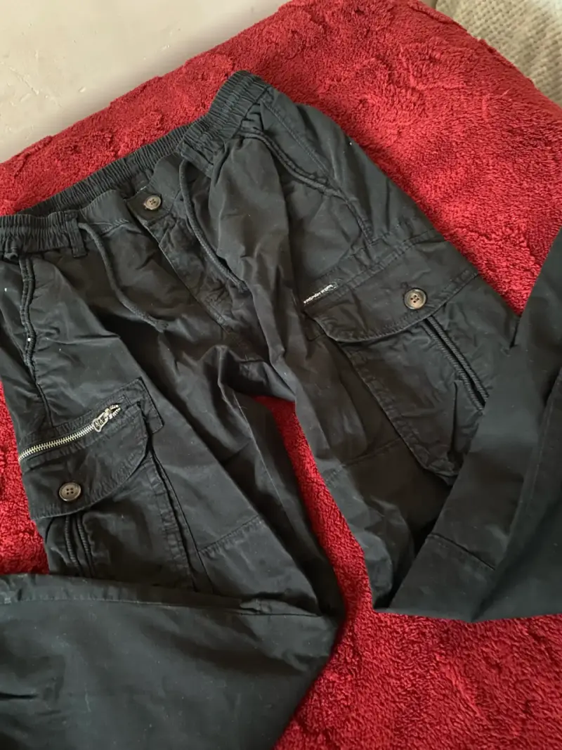 Pantalones cargo negros con bolsillos