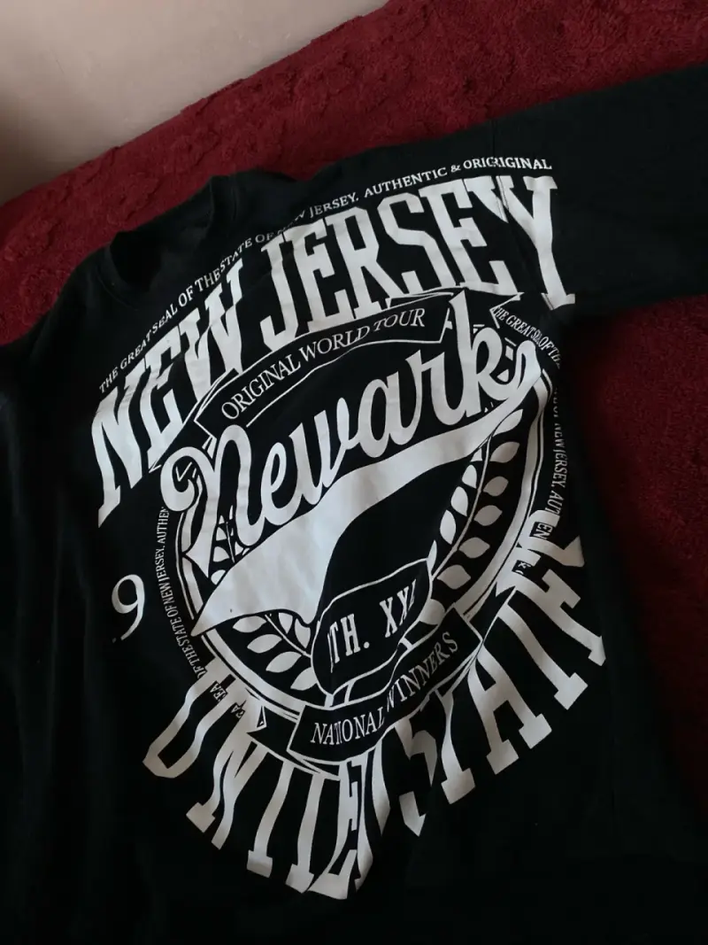 Polera negra con diseño New Jersey