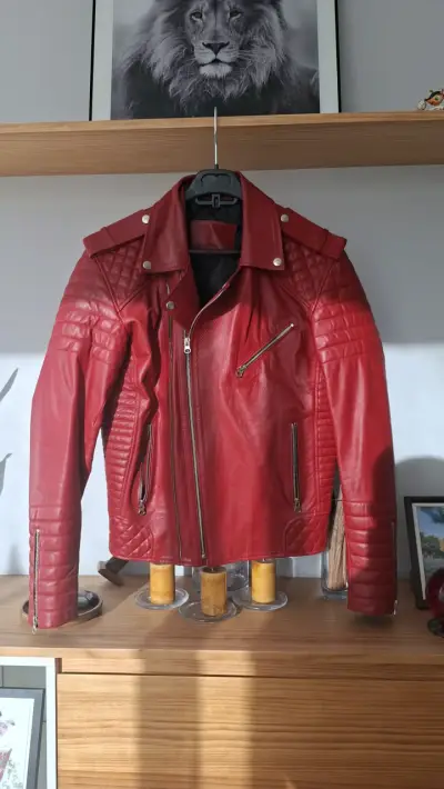 Chaqueta de cuero roja estilo motociclista - miniatura 2