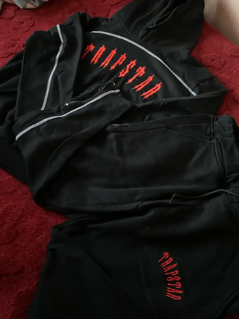 Conjunto deportivo negro Trapstar con capucha