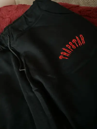 Conjunto deportivo negro Trapstar con capucha - miniatura 2