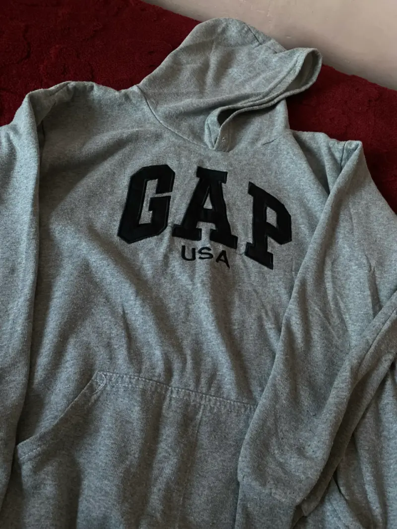 Polerón con capucha GAP gris para hombre