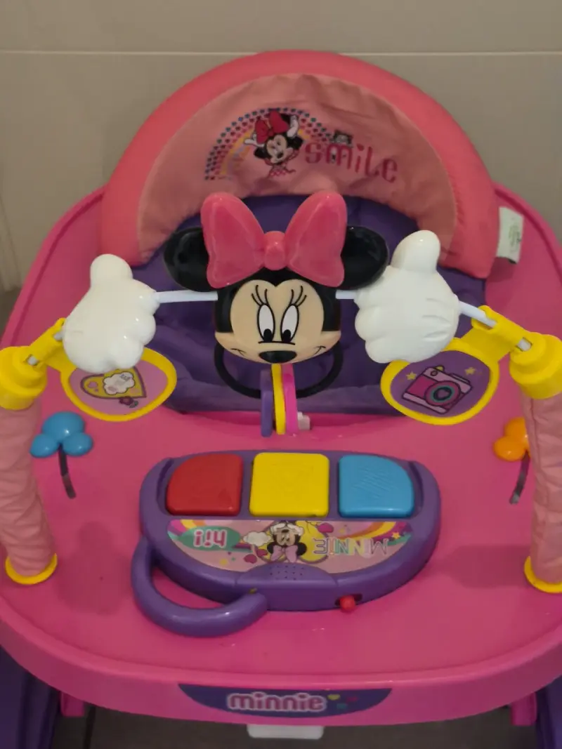 Andador para bebé Minnie Mouse rosa y morado - 2