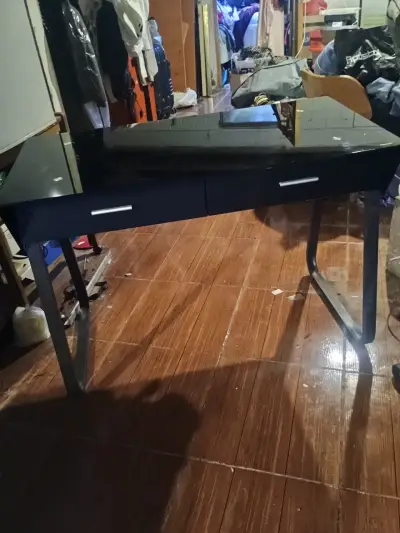 Escritorio de vidrio negro con cajones - miniatura 1