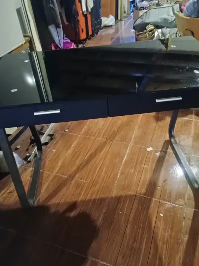 Escritorio de vidrio negro con cajones - miniatura 3