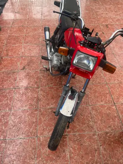 Moto roja usada en buen estado funcionando $350000 - miniatura 1