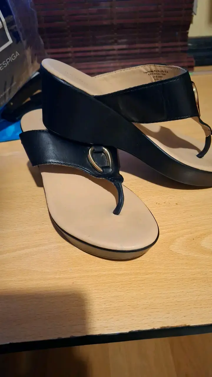 Sandalias negras de cuero con tacón bajo - 1