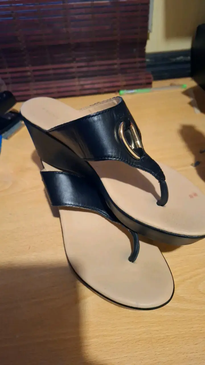 Sandalias negras de cuero con tacón bajo - 2