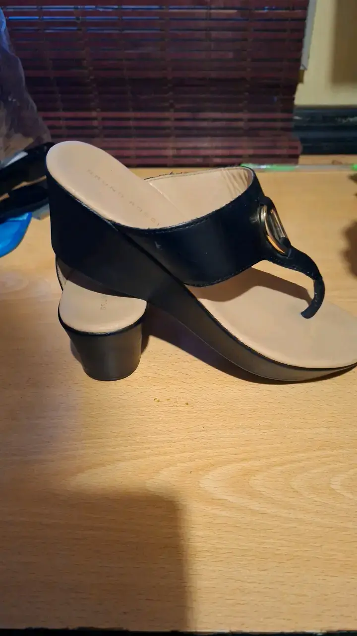 Sandalias negras de cuero con tacón bajo - 3