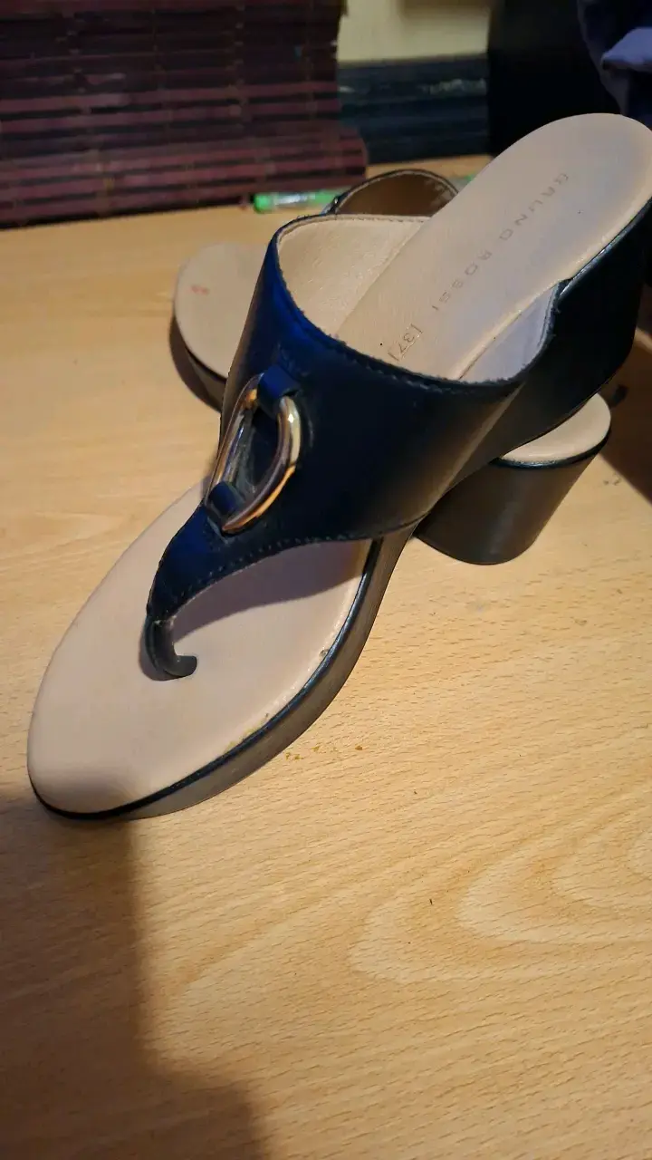 Sandalias negras de cuero con tacón bajo - 4