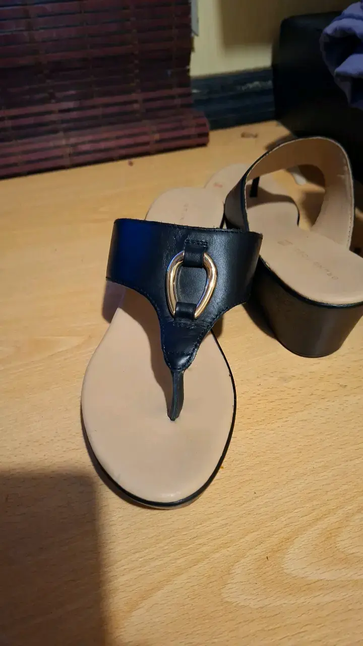 Sandalias negras de cuero con tacón bajo - 5