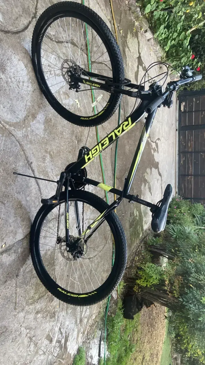 Bicicleta de montaña Raleigh negra y verde