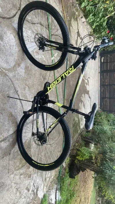 Bicicleta de montaña Raleigh negra y verde - miniatura 1